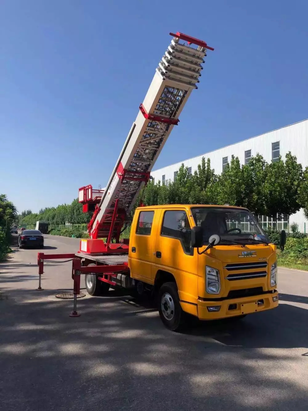 朝天附近的云梯车出租服务：轻松解决高空作业需求